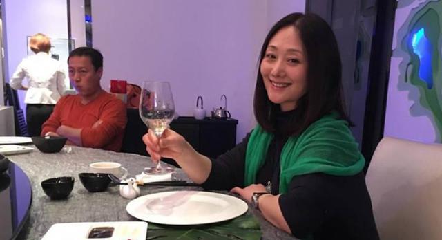 参观赵丽娟住的豪宅,设计了独立院子,里面大树有几层楼高