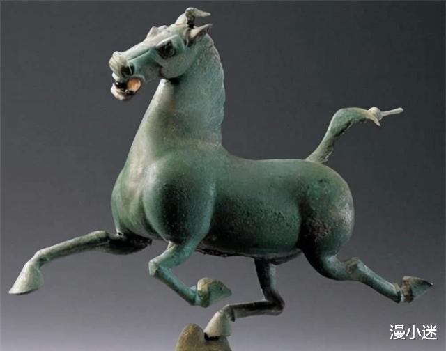 张赫|“马踏飞燕”玩偶凭丑萌火出圈，销售量突破1000，网友：非常想要