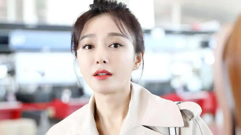 秦岚|当秦岚穿上正常码数的“大衣”，我才发现她原来这么瘦