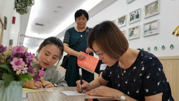 大学生|上海一幼儿园学生的简历火了，大概有15页，大学生直言自叹不如
