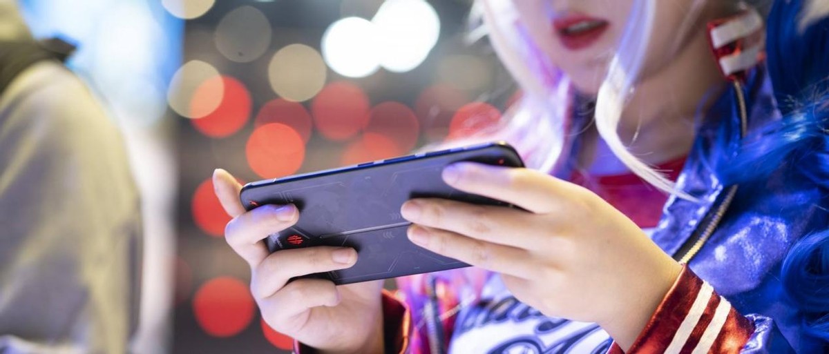 红魔|如何看待红魔7手机?极致性能+屏下摄像头是亮点,其他有待商榷