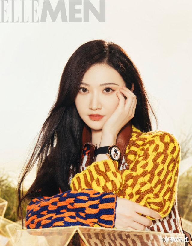 景甜|景甜代言风波后首登封面,身着潮装演绎百变魅力,状态未受影响