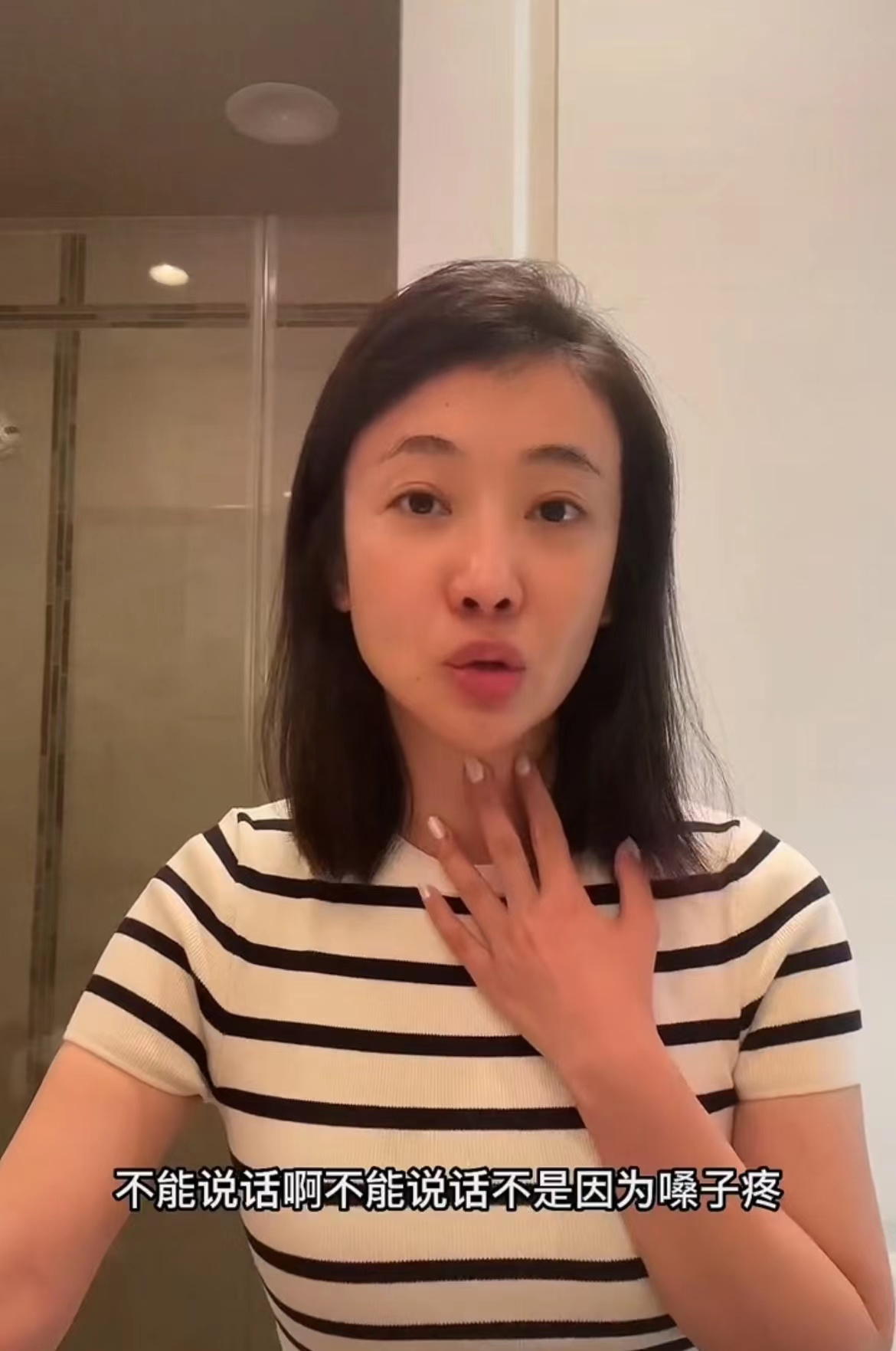 姜尘|34岁女星定居美国确诊新冠!神情憔悴鼻音重,或因外出旅游而感染