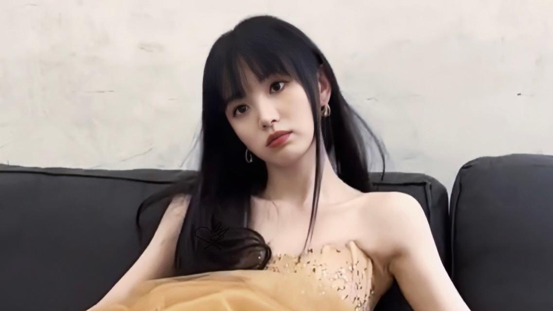 田曦薇|田曦薇GQ红毯背后花絮，穿一身黄色抹胸薄纱裙，清新甜美范儿