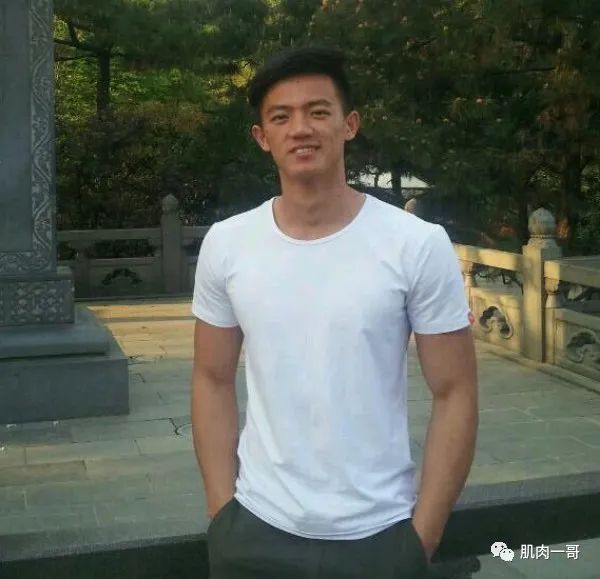 |28岁北京肌肉教练火了，这胸肌是认真的吗？