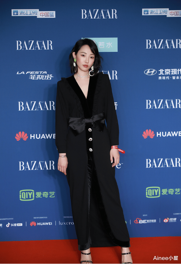 穿衣搭配 白百何眼光挺好的，黑裙上面配银色丝线，穿出中年人的优雅与高贵