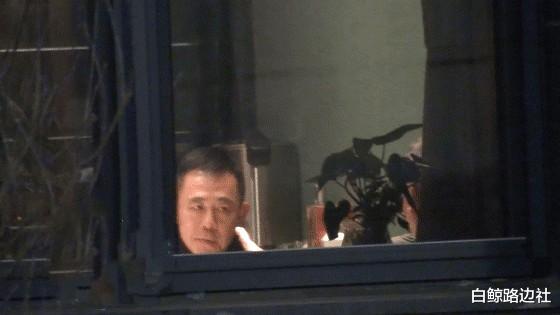 侯勇|54岁老戏骨侯勇酒驾?聚餐喝酒驾车离开,和小20岁三婚妻子很恩爱