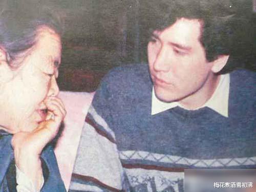 唐嫣|春晚记忆，费翔首登春晚为何只有上半身镜头？此次表演被封杀13年