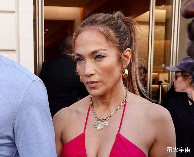 万茜|53岁拉丁天后赤身出镜庆生，皮肤紧致有光泽，街拍生图却显老态