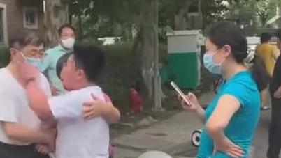 8岁男孩持刀砍医护，扒出生母是贵气“名媛”，怪不得儿子这样