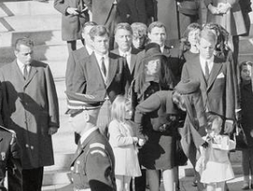 杰奎琳|杰奎琳:20多岁嫁给肯尼迪,30多岁就遭嫌弃,拿着几千万优雅转身