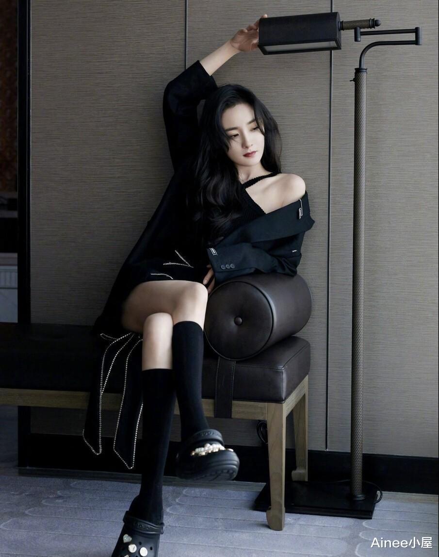 船袜已经不流行了，今年最撩人的是小腿袜，时尚吸睛不说还挺显瘦