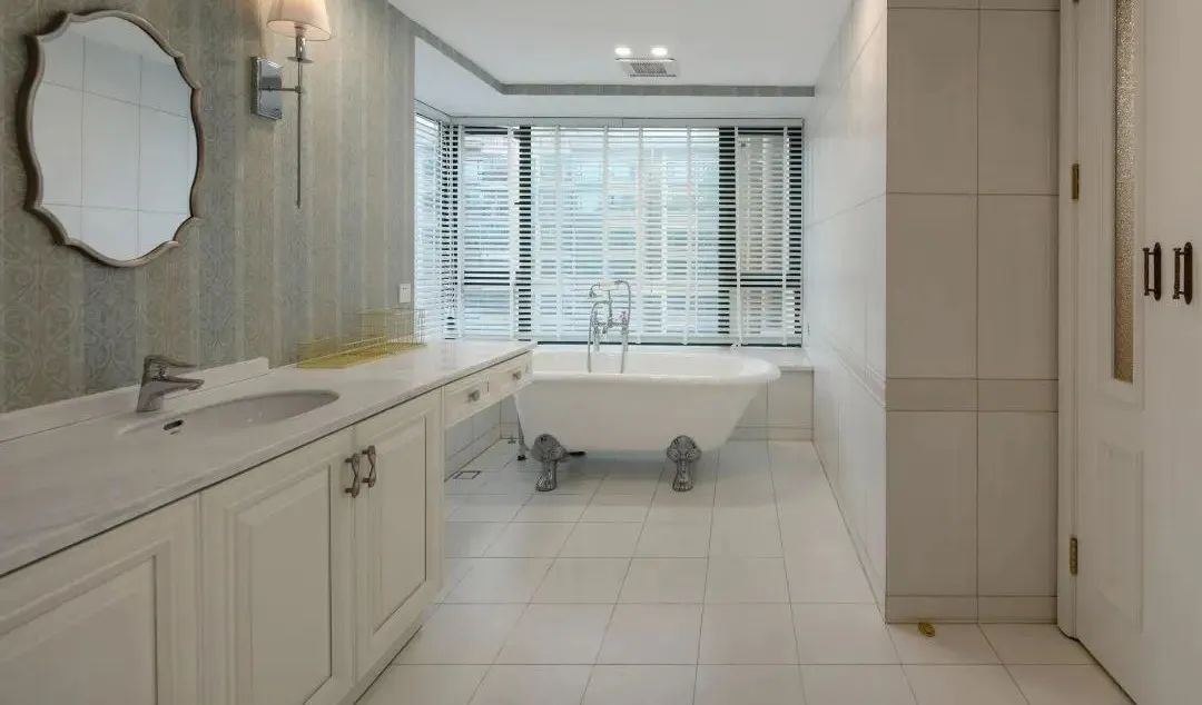 我发现,同样是卫生间做四式分离,日本的又小又挤,国内宽敞舒适