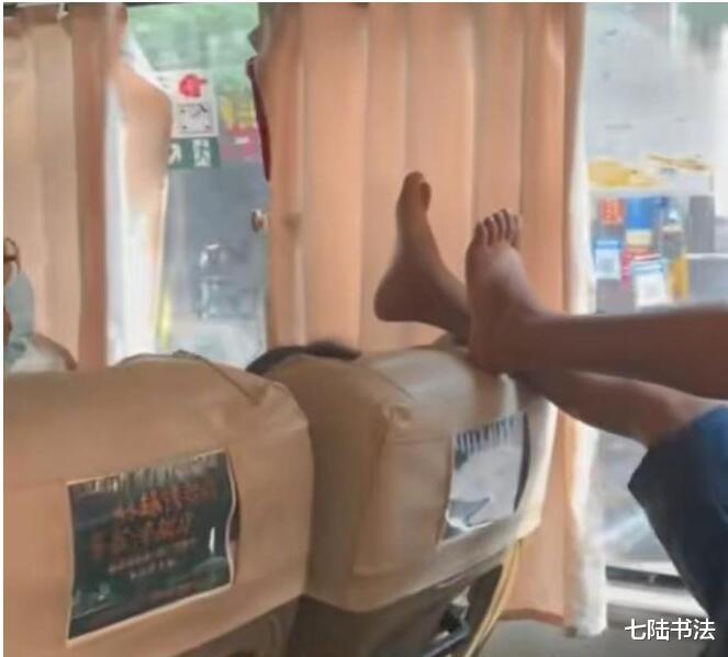 高铁上男子光脚搭在女子头上,屡劝不改,炫耀无耻的嘴脸让人难忍