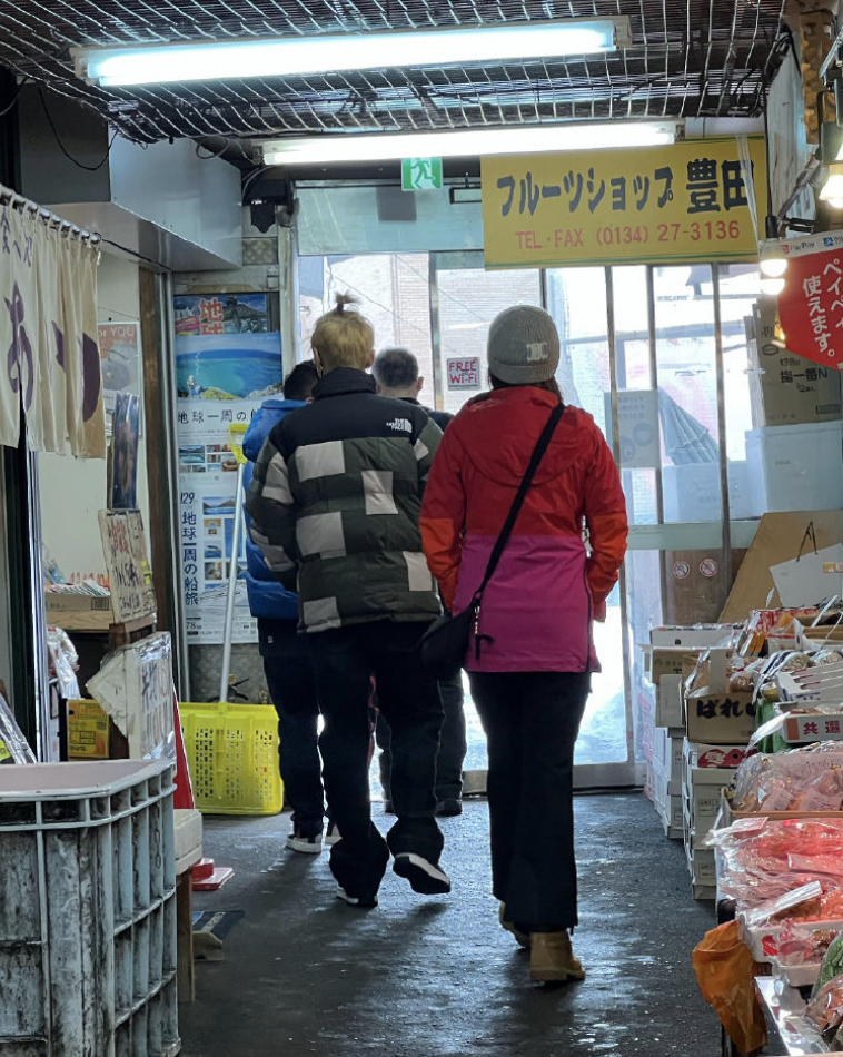 鹿晗|没分手！关晓彤鹿晗一起逛日本海鲜市场，鹿晗发型抢眼，穿搭好迷