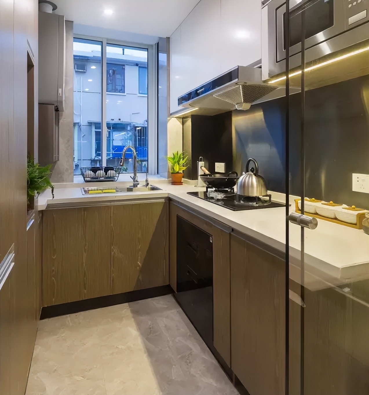 60㎡挤四代人，厕所当厨房？却拿30万的空间放3块钱1瓶的矿泉水