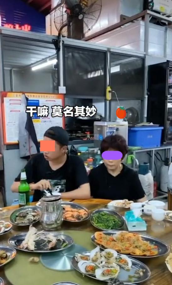 儿子不给相亲女子倒酒,女子生气离开,一旁的母亲批评儿子不争气