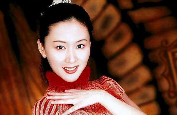 她因“人体模特”与丈夫离婚,被父亲冷战,今46岁孤身一人!