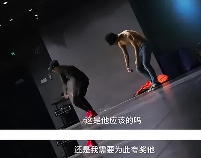 张艺兴|张艺兴直播吃热狗被群嘲，还要洗多少脑，哥哥才是最吊？