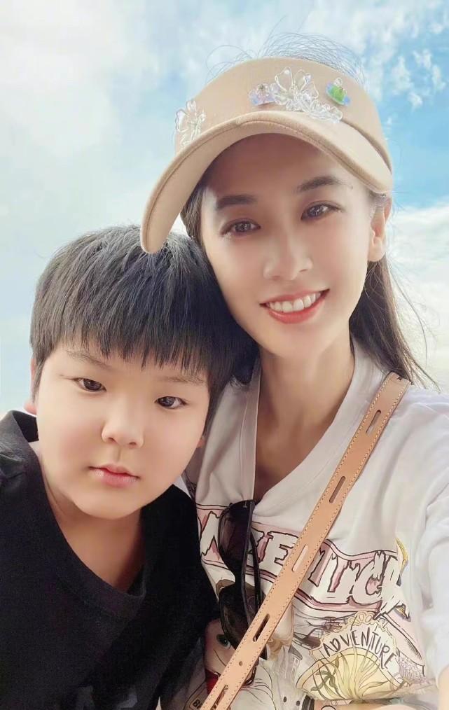 黄圣依|黄圣依与儿子罕见同框，10岁安迪胖到认不出，妈妈却宛如少女
