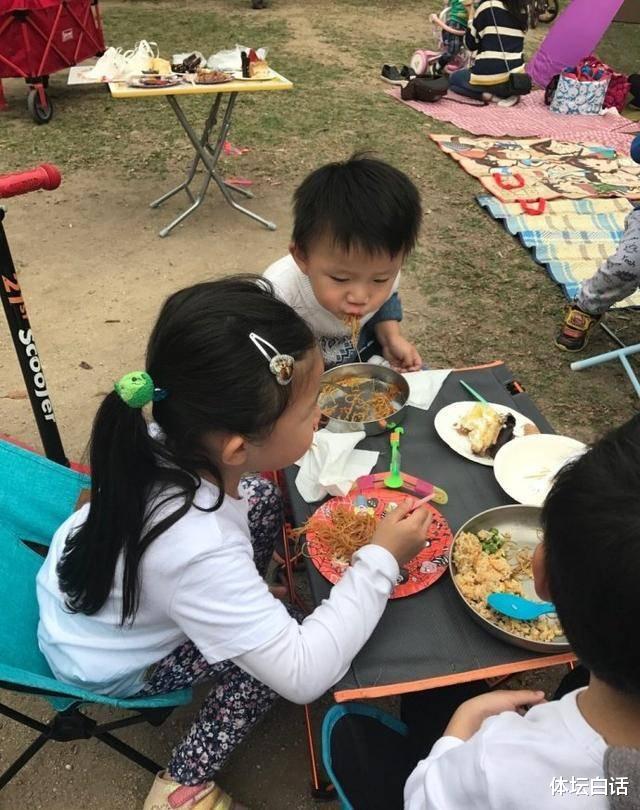 晏紫|37岁网球女神嫁百亿富豪！4个孩子长得都像妈，全家穿红衣拜年