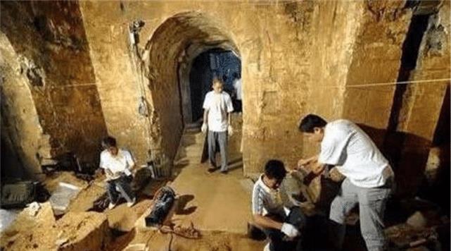 江苏挖出父女合葬墓，出土900枚“仙丹”，化验后让专家愤怒