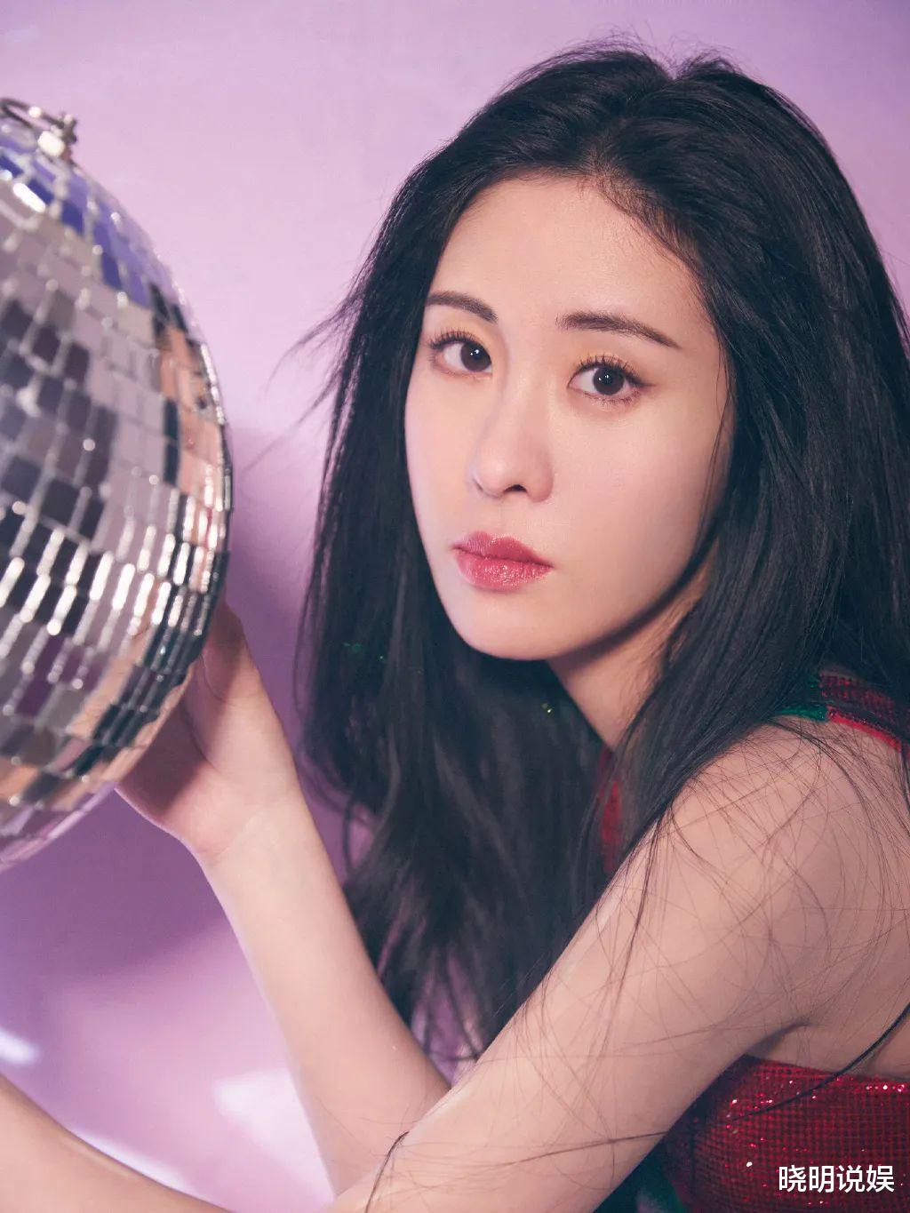 张碧晨|张碧晨“闪光”舞台大放异彩，浪漫红绿吊带白色开叉长裙尽显魅力舞台感十足