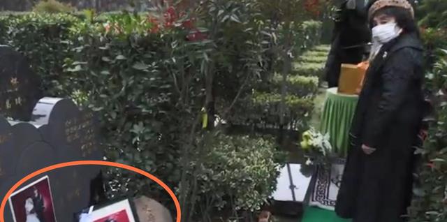 盛海琳老公下葬!身盖党旗,12岁双胞胎女儿送行,遗照放长女墓前