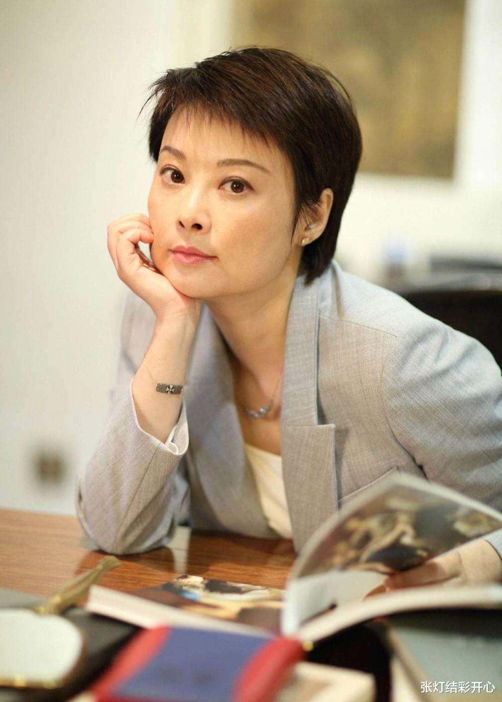 袁立|50岁袁立太接地气,和奶奶一起吃路边摊,身材发福