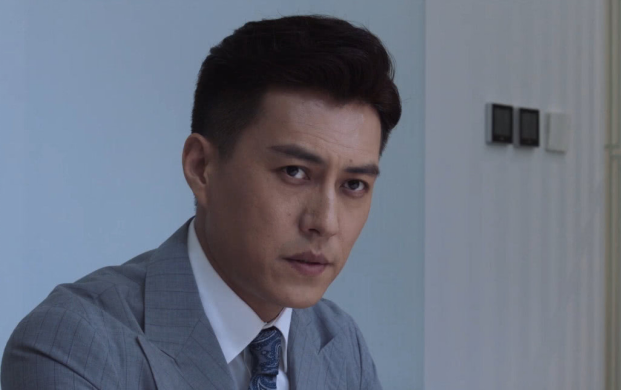 靳东|靳东带高挑美女吃火锅,二人全程有说有笑,助理帮忙阻挡路人镜头