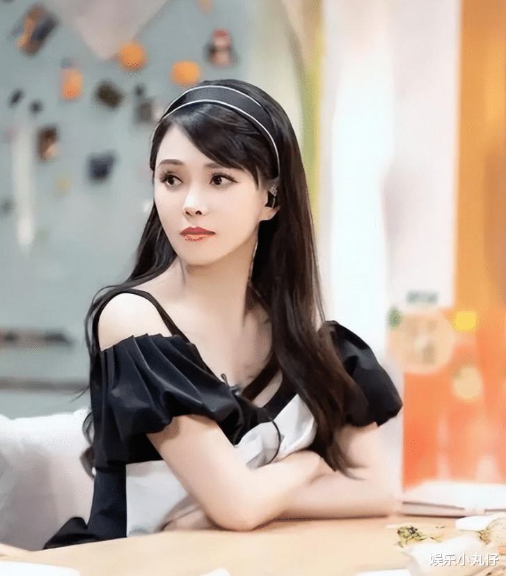 伊能静|54岁伊能静赴英看儿子,20岁哈利像庾澄庆,抱母姿势被指像恋人