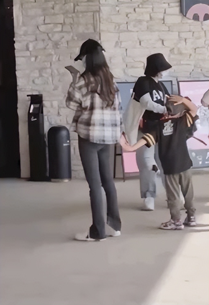 Angelababy|angelababy带5岁儿子穷游!盯着手机忙工作,不忘陪伴儿子真有爱