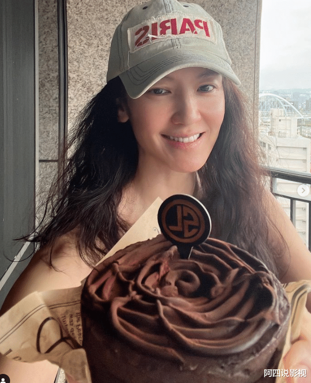 林熙蕾|47岁林熙蕾晒性感泳装照！坐在沙滩上身材傲人，颜值冻龄似少女