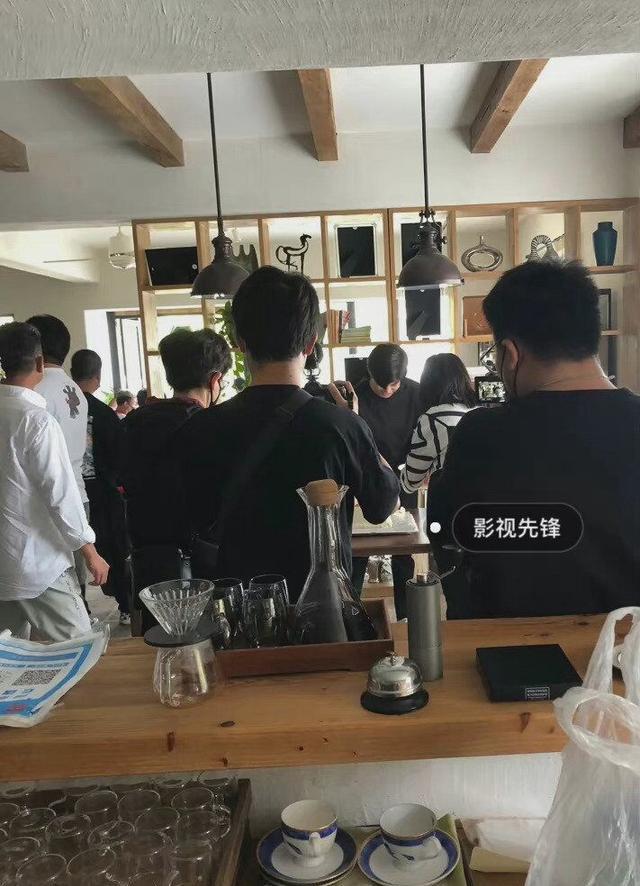 任嘉伦|暮色心约提前给任嘉伦过生日，穿黑色秋衣瘦的厉害，却还要被吐槽