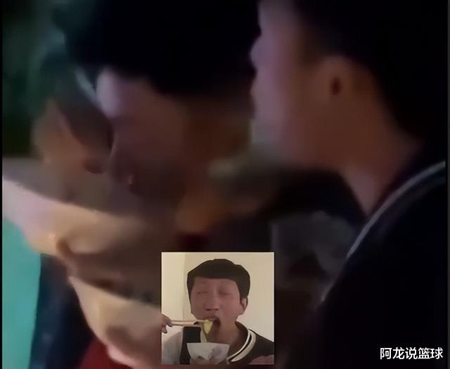 贵州：一女大学生被表白，干饭男子抢风头，网友：真乃干饭人也！