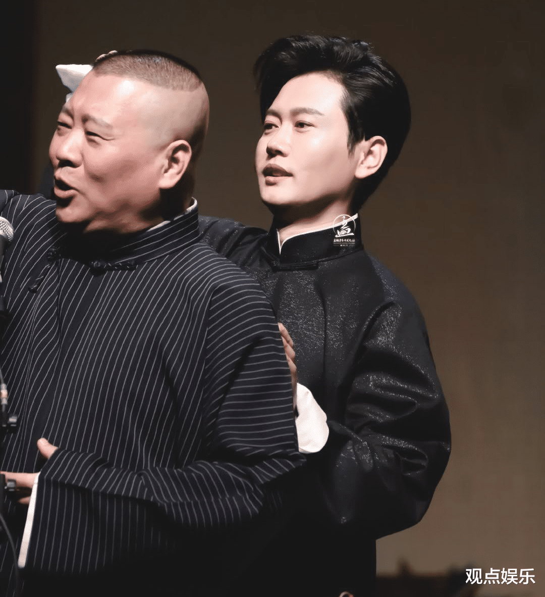 于朦胧|孟鹤堂跪在冰上抱于朦胧大腿,场面不雅,然而这个行为被大家称赞