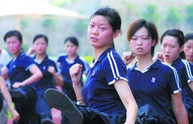 纪实:16岁破格成女特警,57秒徒手爬5楼,最终却嫁给安保