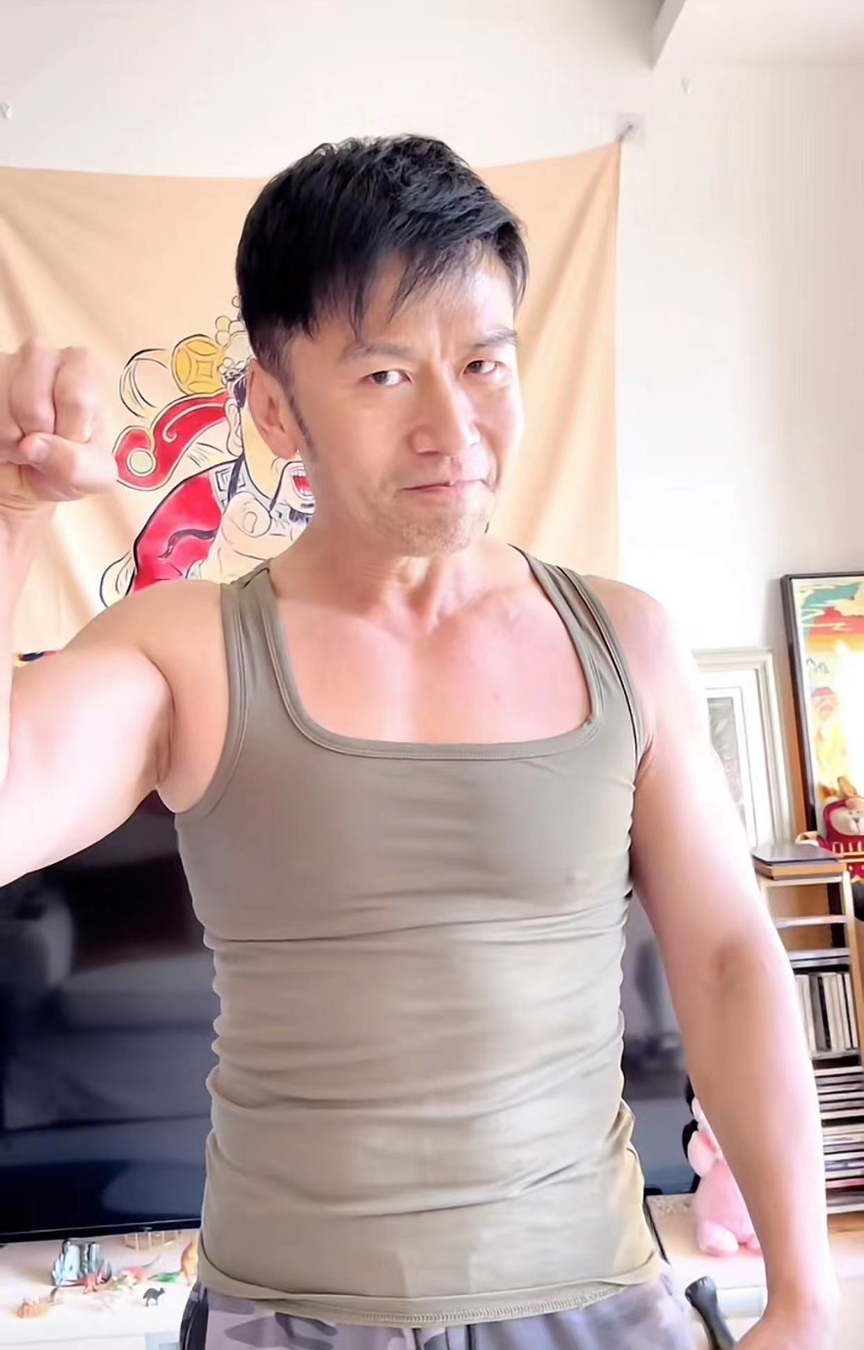 唐文龙|52岁唐文龙疑与内地女友同居！在北京租公寓，装修朴素挂巨幅财神