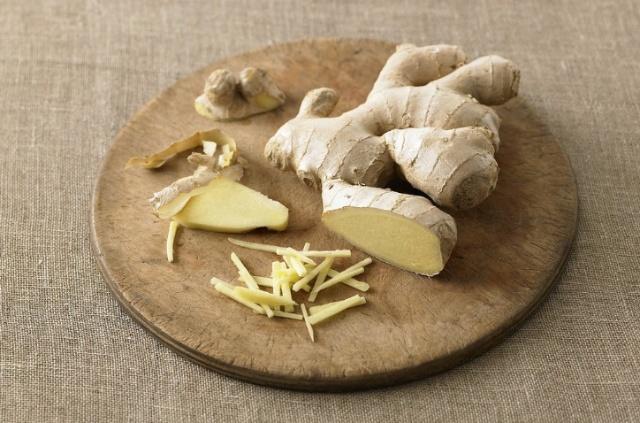 |男人睡前把生姜涂在脚底,15天后,或许会有喜事悄悄降临在你身上