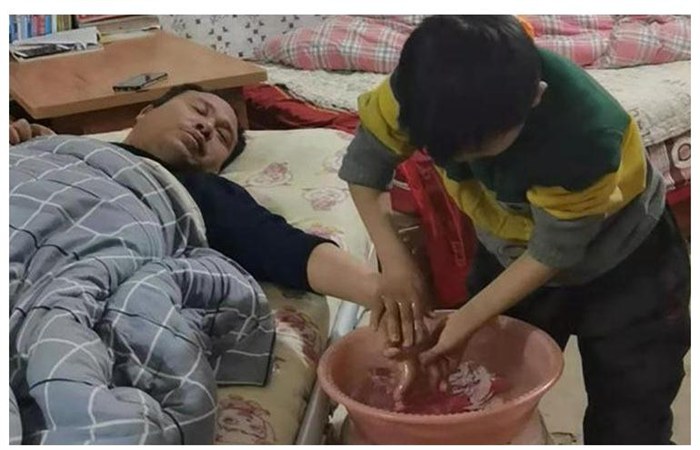 河南9岁男孩辛苦摘辣椒,日挣7元只为养活瘫痪父亲,感动无数网友