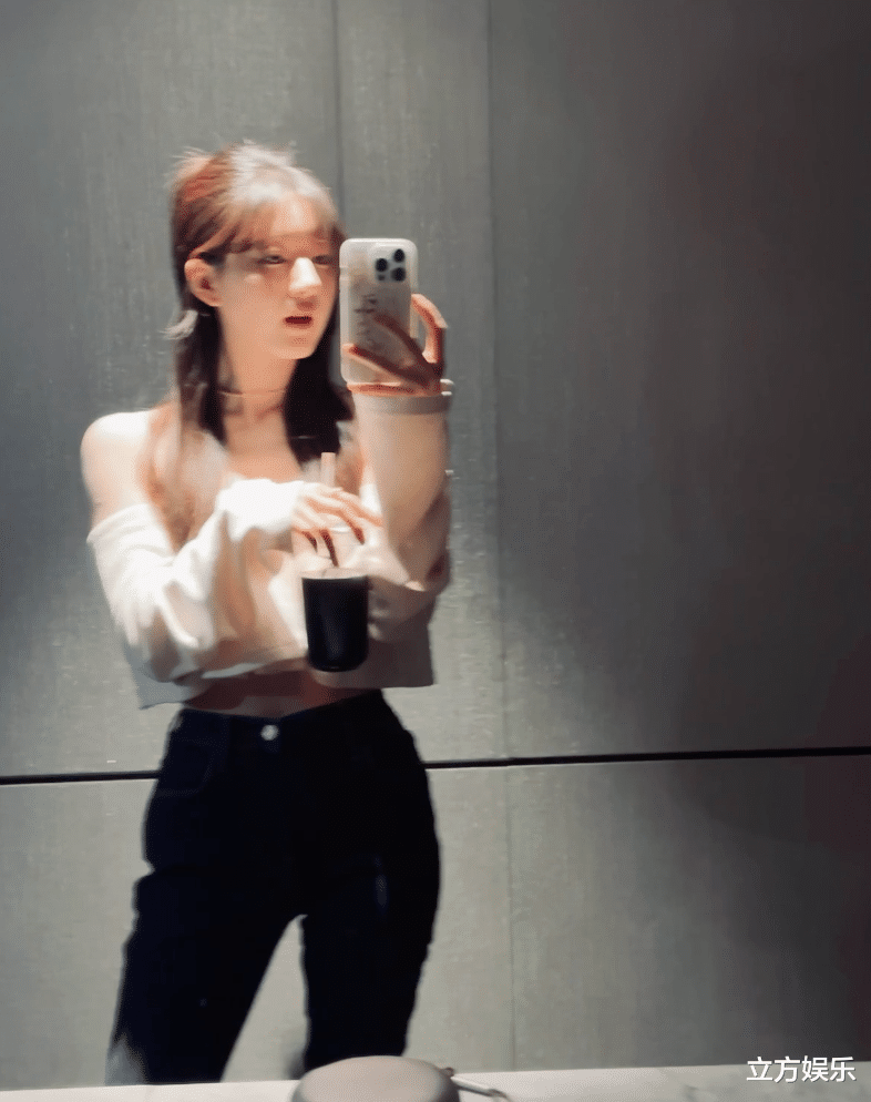 |赵露思穿低胸露肩上衣拍照,一边吃东西一边被工作人员伺候