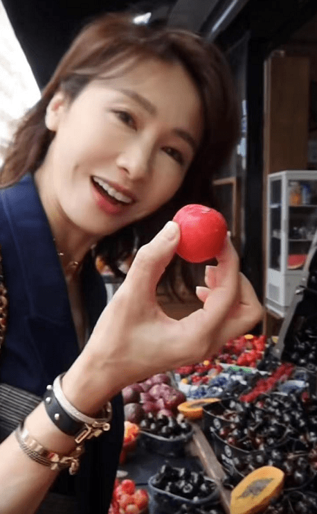 黎姿|“阔太”黎姿路边摊买水果！胳膊上戴满奢侈品，一个全钻镯子23万