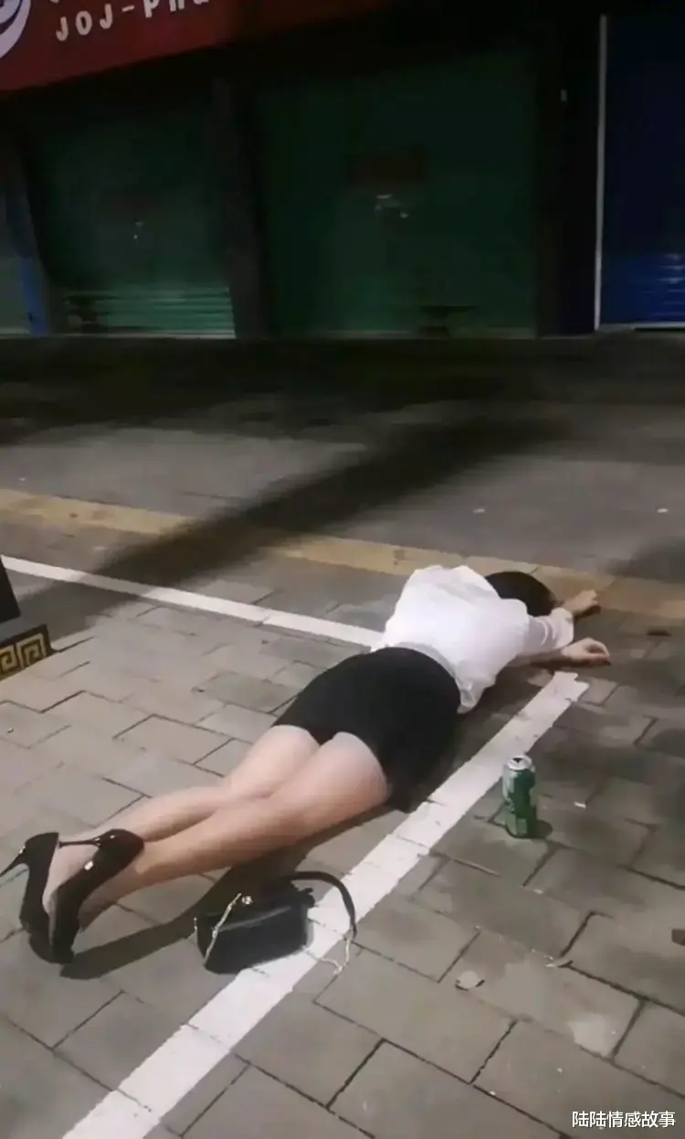 女销售因业绩差,多次被领导点名后,穿短裙工装躺地上买醉