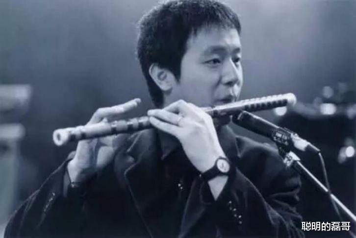 窦唯|52岁窦唯头发花白身材发福，和李诚儒前妻合照显拘谨