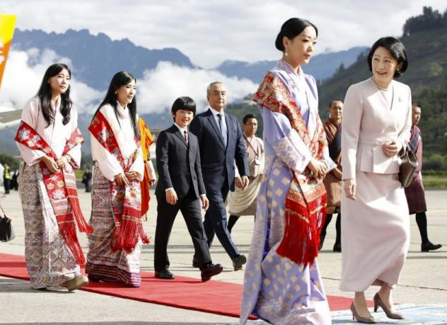 辛格|不丹大公主个子娇小，俏皮仰望凯特，二公主凤眼迷人比纪子妃还美