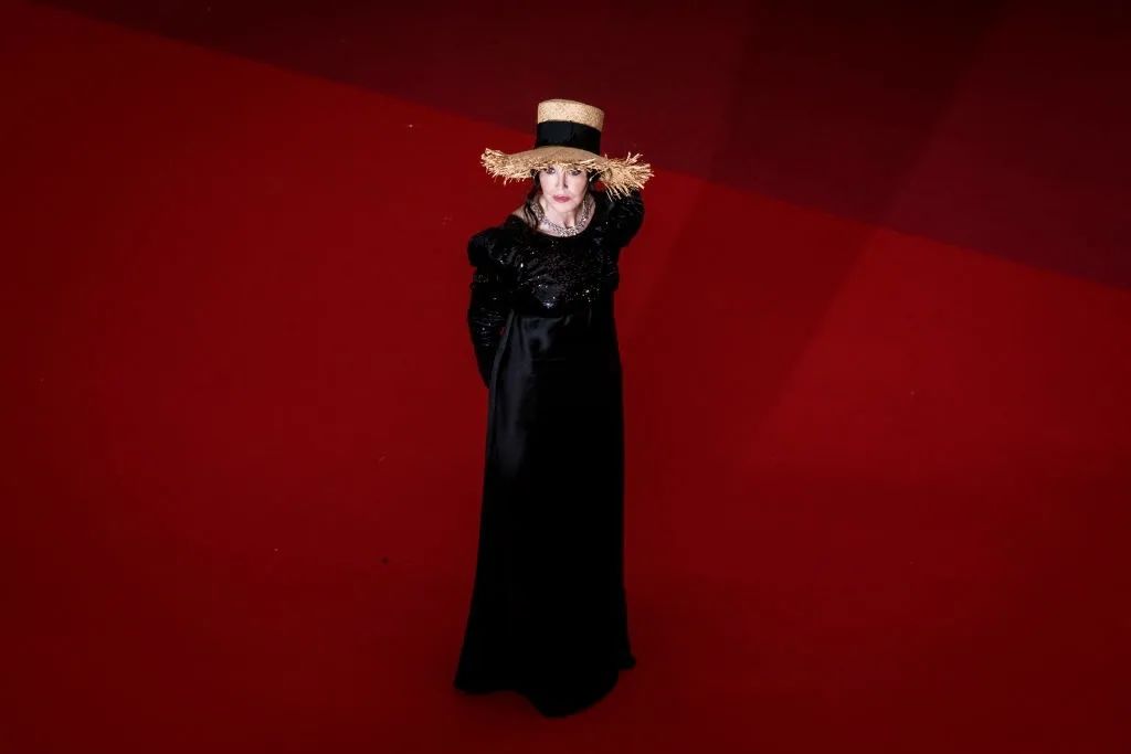 阿佳妮|19岁打破奥斯卡记录，26岁美到全球封禁，如今却被嘲全脸崩塌