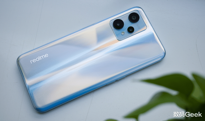 realme|论颜值，realme真我V25有话要说，还全系标配12GB运存？