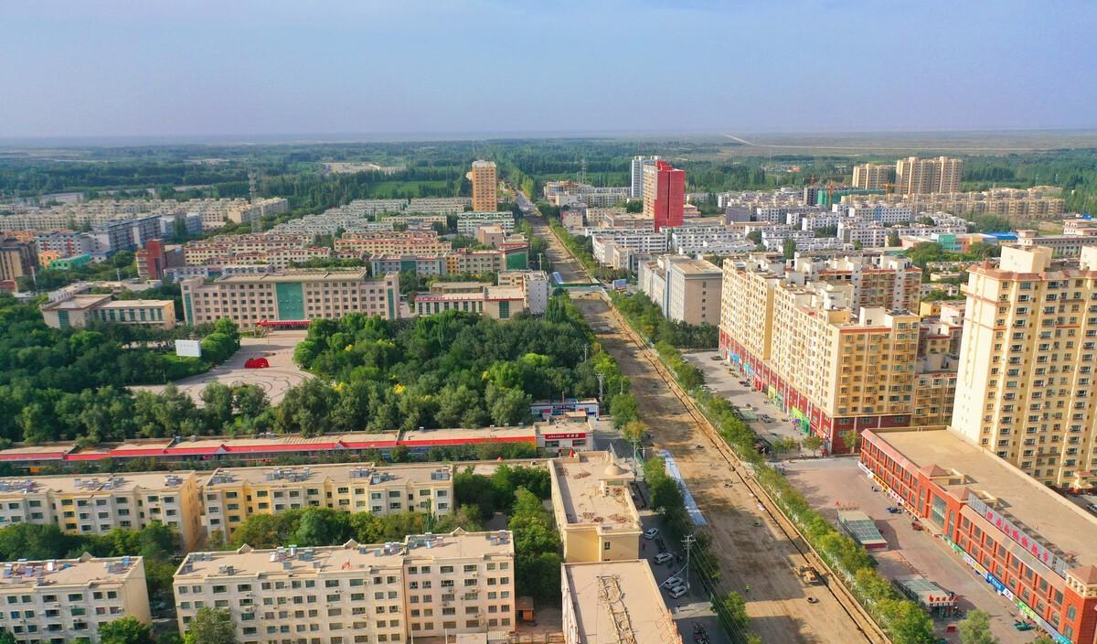 所以全县大部分人多居住位于县境西北部的若羌镇,若羌河在这里冲积了