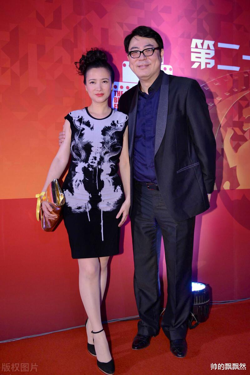 何晴|何晴：父亲早逝母亲患脑出血垂危，与许亚军离婚后，她还好吗？