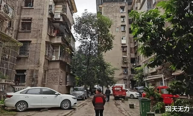 男子停车场幽会被妻子撞破,妻子站车顶怒吼:我哪里不如她